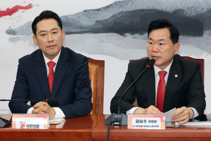 5일 국회에서 열린 국민의힘 야당탄압가짜뉴스감시특별위원회 임명장 수여식 및 제1차 전체 회의에서 김승수 위원장(오른쪽)이 인사말을 하고 있다. <연합뉴스>