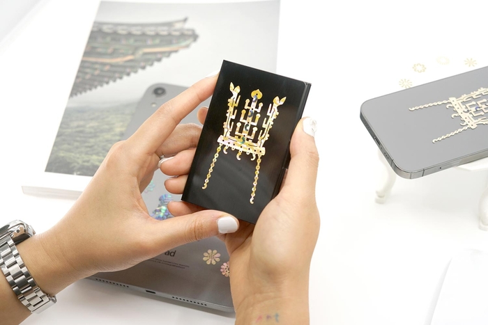 신라 금관 문양을 활용한 자개스티커. 천연 자개 특유의 은은한 빛깔을 살려 만든 상품이다. <국립박물관문화재단 뮷즈(MU:DS) 온라인숍 제공>