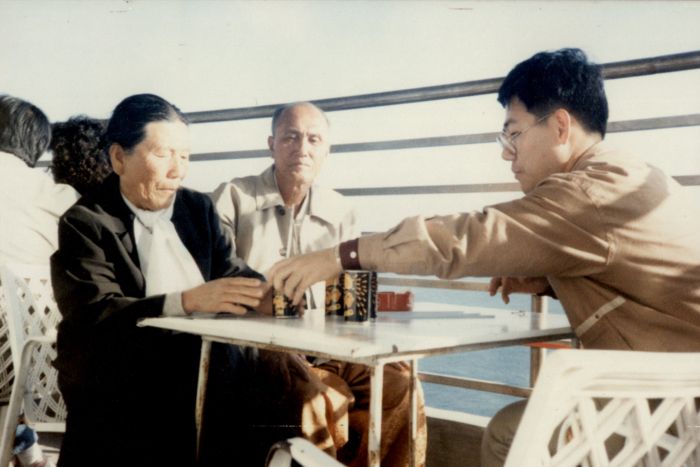 할머니, 할아버지와 함께 차를 마시는 주호영 의원. <주호영 의원실 제공>