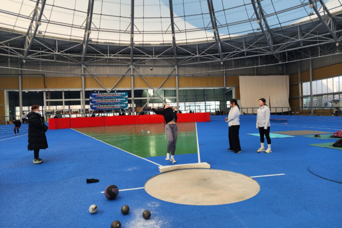 지난 23일 예천 육상실내훈련장 트랙 한편에서 포환 선수들이 투척 연습을 하고 있다. 장석원기자 history@yeongnam.com