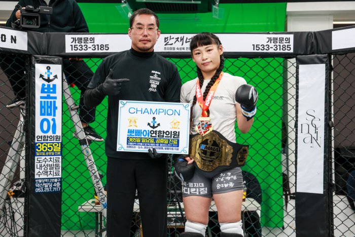 지난 17일 대구 중구KMMA뽀빠이아레나에서 개최된 뽀빠이연합의원KMMA37대구 대회에서 고유나(오른쪽)가 여성부 플라이급 챔피언에 오른 후 기념사진을 촬여하고 있다. <KMMA 제공>