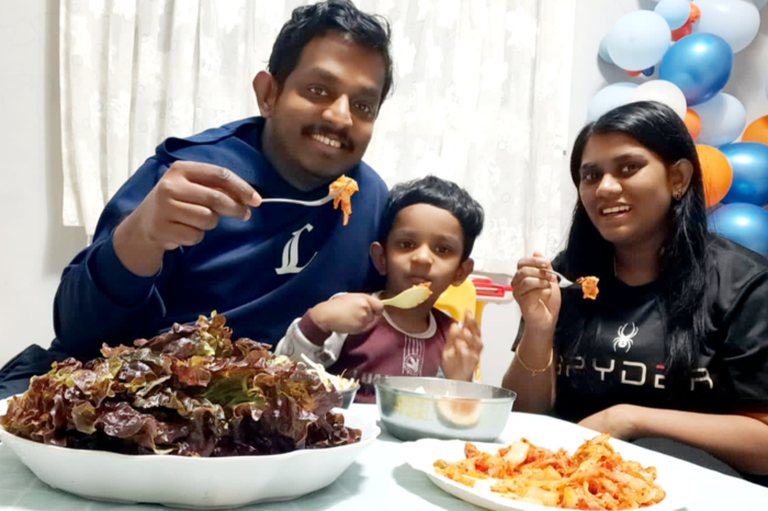자간군이 아버지 라즈씨(왼쪽 첫째)와 어머니 아이샤씨와 함께 김치를 먹고 있다. <라즈씨 제공>