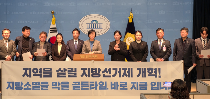 더불어민주당 임미애 의원을 비롯한 민주당 대구시·경북도당 관계자들이 26일 오전 소통관에서 기자회견을 하고 있다. 서정혁기자 seo1900@yeongnam.com