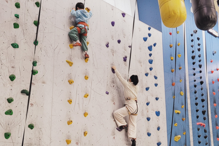 아이들이 성인과 함께 리드 클라이밍을 즐기고 있다. 등반 후 떨어질 때 무서워하는 아이는 없었다. 이효설기자