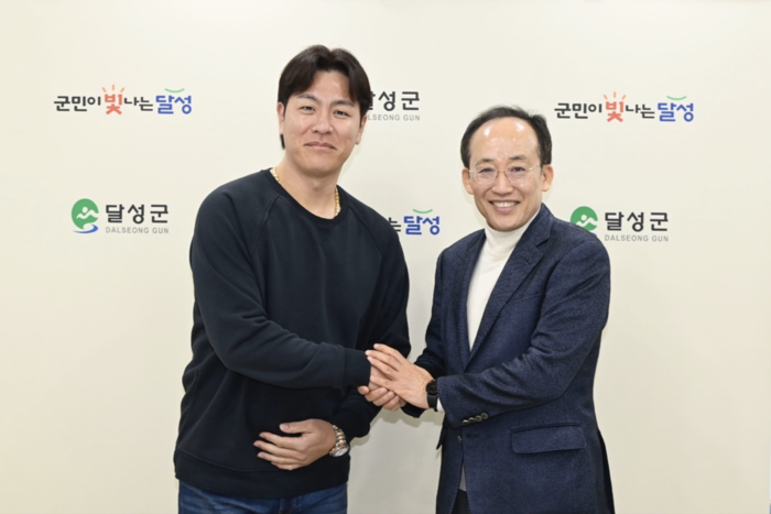 최근 달성군청에서 만난 추경호 의원과 삼성라이온즈 강민호 선수. <추경호 의원실 제공>