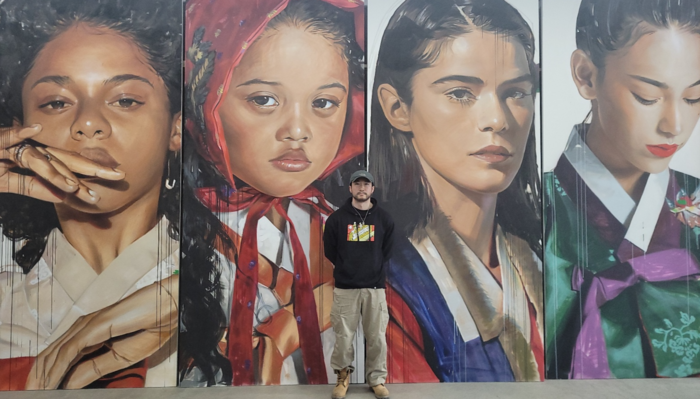 지난 13일, 021갤러리 범어 구관에서 전시를 준비 중인 심찬양 작가가 자신의 첫 대구 개인전에서 선보일 작품들 앞에서 포즈를 취하고 있다. 임훈기자 hoony@yeongnam.com