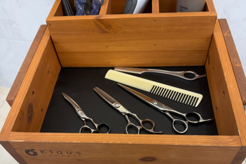 미용실 작업대 위에 가위와 빗, 드라이 도구들이 가지런히 놓여 있다. 하루 종일 반복되는 손놀림을 가능하게 하는 기본 장비들로, 보조 미용사의 노동이 가장 먼저 닿는 현장이다. <보조미용사 박모씨 제공>