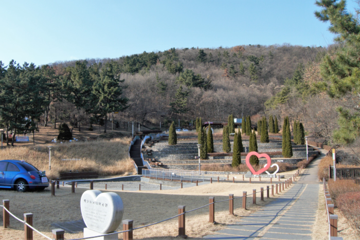 2코스의 시작점, 배실웨딩공원은 결혼은 축복이다라는 주제로 2018년에 만들어졌다. 계단식 정원을 중심으로 수로와 연못, 산책길, 테라스 쉼터 등이 조성되어 있다. 류혜숙 전문기자