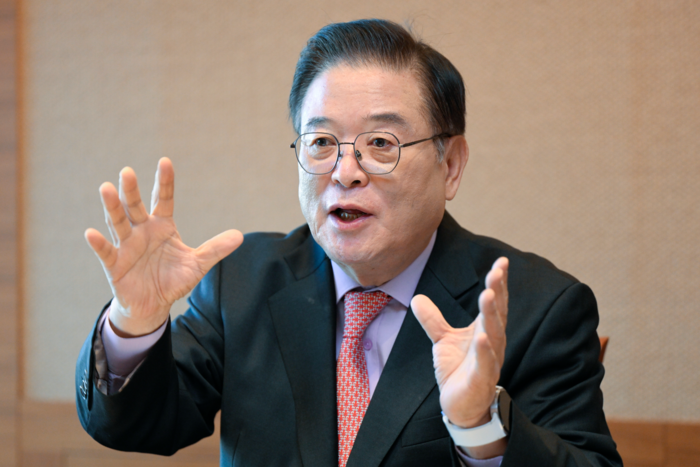 24일 대구 수성구의 한 호텔에서 우동기 전 대통령 직속 지방시대위원회 위원장이 본보와 인터뷰를 갖고 대구·경북 행정통합의 필요성에 대해 설명하고 있다. 우 위원장은 행정통합이 인구 감소와 산업 구조 변화에 대응하기 위한 지역 생존 전략이라는 점을 강조했다. 이현덕기자 lhd@yeongnam.com