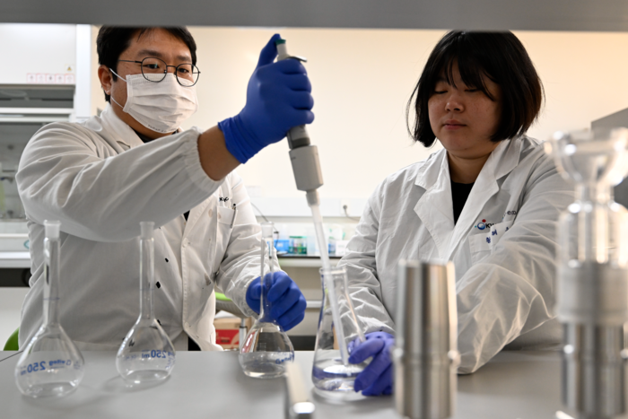 23일 오후 대구 달성군 국가물산업클러스터 실험실에서 연구원들이 수질분석을 하고 있다. <이윤호기자 yoonhohi@yeongnam.com>