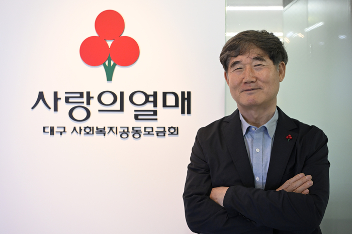 신홍식 대구사회복지공동모금회 회장이 모금회 사무국 앞에서 사진포즈를 취하고 있다. 이윤호기자 yoonhohi@yeongnam.com