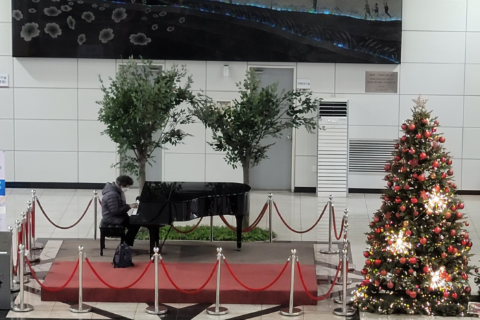 대구지하철 1호선 화원역사에서 한 시민이 착한 피아노를 연주하며 겨울 오후에 잔잔한 선율을 전하고 있다. 김동 시민기자