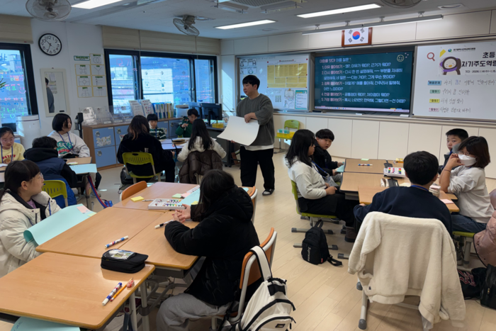 14일 대구 군위초등학교 4학년 교실에서 학생들이 수업을 받고 있다. 김종윤기자 bell08@yeongnam.com