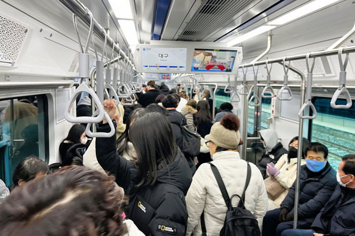 대구권 광역철도(대경선)을 타고 있는 사람들. 대구경북 지자체에서는 대경선 개통이 대구경북 광역 교통생활권 형성의 시작, 상생 발전의 의미가 있다고 평가한다. <영남일보DB>