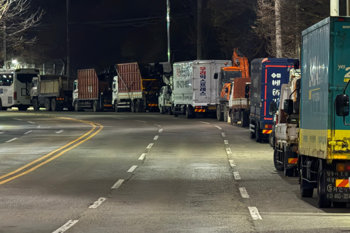 지난 14일 오전 1시쯤 대구 달서구 두류공원 일대 도로(장기로10길). 도로 곳곳에 대형 화물차들이 줄지어 주차돼 차량 통행이 어려운 모습이다. 구경모기자