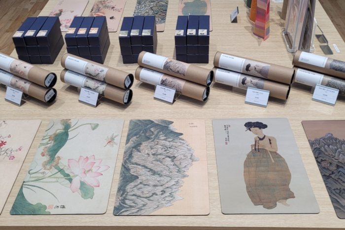 대구간송미술관 1층 아트숍에서 판매중인 굿즈들.<임훈기자 hoony@yeongnam.com>