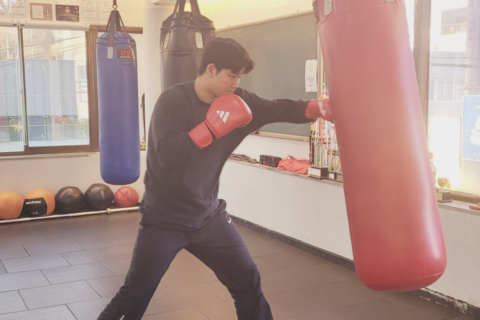 복싱 3형제의 막내 김준성이 지난 8일 경산시 하양읍 한 복싱 체육관에서 샌드백을 치고 있다. 이효설기자