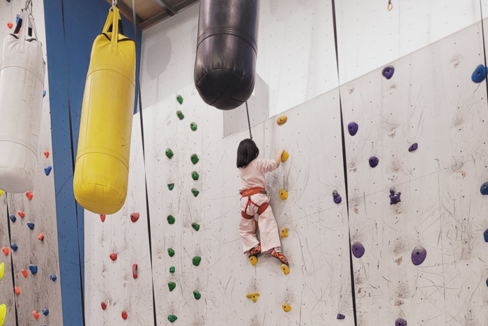 대구 북구의 한 클라이밍장에서 여자 아이가 안전벨트를 착용하고 리드 클라이밍을 하고 있다. 이효설기자
