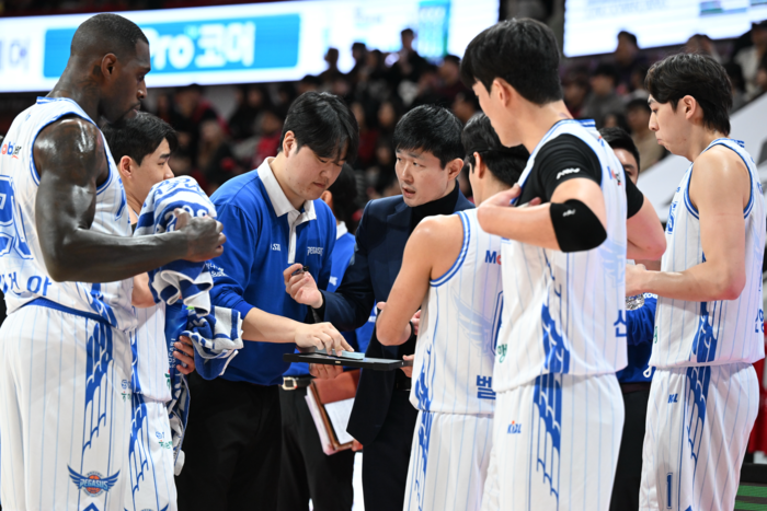 지난 14일 오후 7시 안양 정관장 아레나에서 열린 2025-2026시즌 LG전자 프로농구 대구 한국가스공사 페가수스와 안양 정관장 레드부스터스의 경기에서 강혁 감독이 선수들에게 지시하고 있다. <KBL 제공>