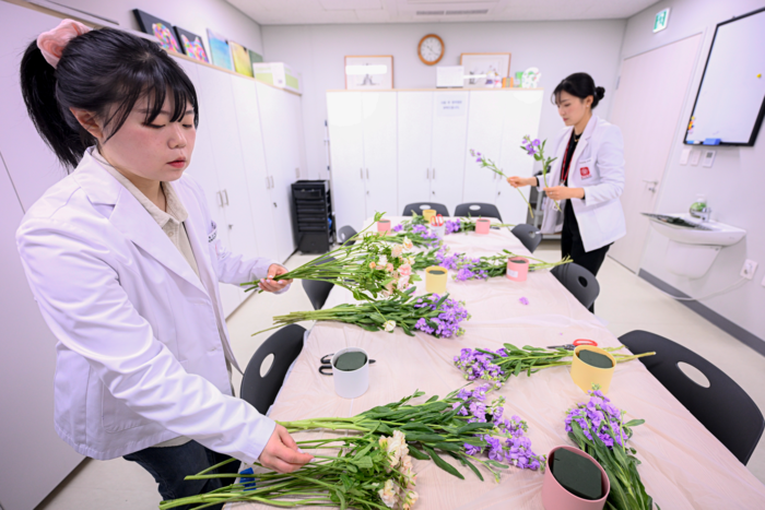 21일 대구 북구 칠곡경북대학교병원 호스피스 병동에서 본보 조윤화 기자가 의료진과 함께 원예요법 프로그램을 준비하고 있다. 원예요법은 환자와 보호자들의 심리적 안정을 돕기 위한 프로그램이다.
이현덕기자 lhd@yeongnam.com