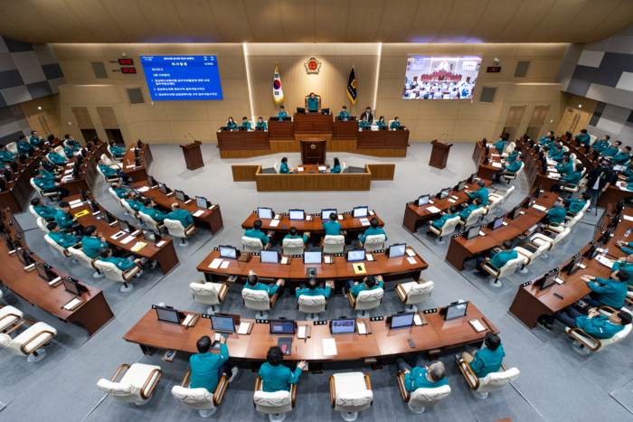 대구·경북 행정통합 논의가 본격화되자, 경북도의회가 뜨겁게 달아 오르고 있다. 상당수 의원들은 통합의 방향성에는 공감하면서도 신중한 접근이 필요하다고 입을 모으고 있다. 경북도의회 본회의장. <경북도의회 제공>