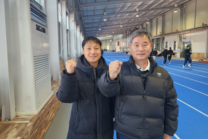 지난 23일 예천 육상실내훈련장에서 최인해(오른쪽) 대한육상연맹 부회장이 김경출 국가대표 후보 감독과 올해 좋은 성적을 거둘 것을 다짐하며 화이팅 하고 있다. 장석원기자 history@yeongnam.com