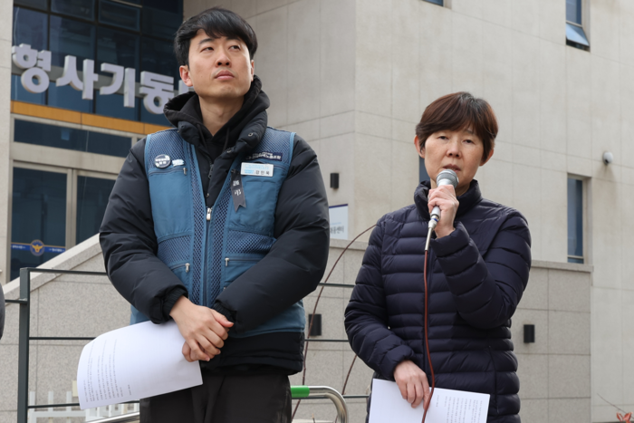 2020년 쿠팡 칠곡물류센터에서 과로사한 고 장덕준씨에 대한 사측의 산재 은폐 의혹이 불거진 가운데 모친 박미숙(오른쪽)씨가 지난 6일 서울 마포구 서울경찰청 광역수사단 형사기동대 앞에서 참고인 조사를 받기 앞서 발언을 하고 있다.  <연합뉴스>