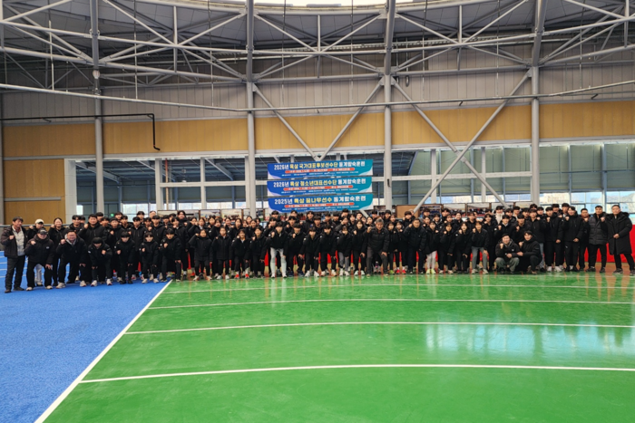 지난 6일 대한육상연맹 국가대표 후보·청소년·꿈나무 단거리 선수단 106명이 예천육상실내훈련장에서 동계합숙 훈련에 앞서 화이팅을 외치고 있다. 장석원기자 history@yeongnam.com