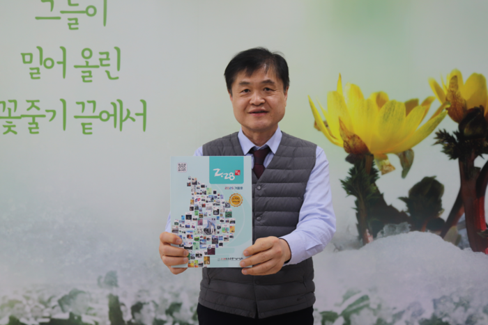 백재호 2·28 기념사업회 사무처장 겸 2·28 횃불 편집장이 2·28 횃불 100호를 들고 환하게 웃고 있다. 100호 이후 앞으로의  2·28 횃불은 더 젊고 역동적인 변화를 준비하고 있다. 이은경기자