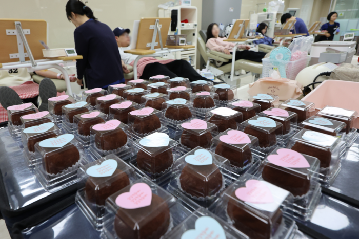 헌혈 비수기를 맞아 지난 23일 부산 헌혈의 집 서면센터에 전혈·혈소판 헌혈자에게 증정될 두쫀쿠(두바이쫀득쿠키)가 놓여 있다. 부산혈액원은 이날 하루 동안 헌혈의 집 13곳에서 방문객에게 두쫀쿠를 제공하는 프로모션을 열었다. <연합뉴스>