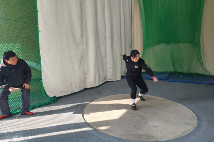 지난 23일 전북 익산 이리공고 최진엽 감독이 원반던지기 김나현 선수의 투척 훈련을 지도하고 있다.  장석원기자 history@yeongnam.com