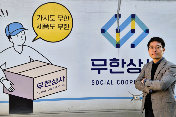 무한상사 시회적협동조합 임영락 대표가 자사의 배송트럭 앞에서 기념촬영을 하고 있다. 이승엽기자