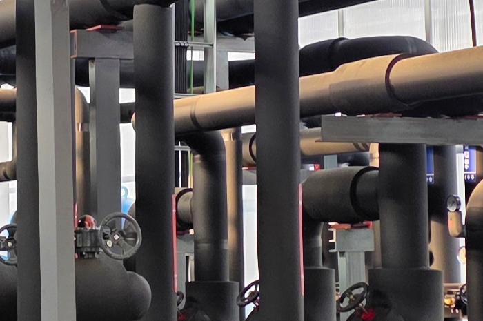 영천시 아열대 스마트팜 단지 내 신재생에너지 스마트팜 온실의 지열·태양열 난방용 열원 공급 배관 설비. 정운홍기자