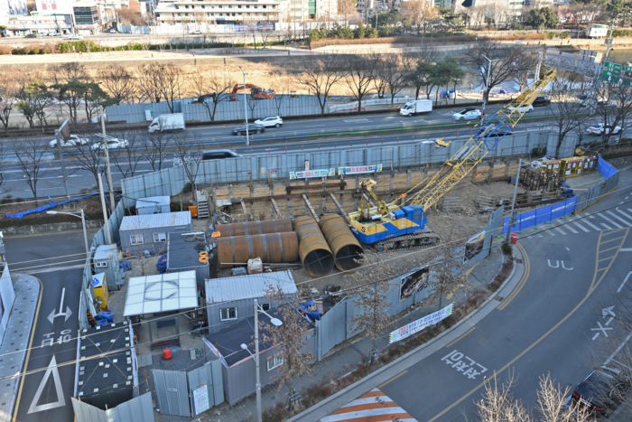 13일 대구 봉덕동 한 아파트 인근에서 봉덕동 신천둔치를 연결하는 지하통로 건설공사가 한창이다.
이지용기자 sajahu@yeongnam.com