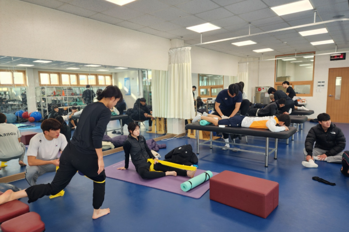 지난 23일 예천육상실내훈련장 물리치료실에서 선수들이 재활 트레이너로부터 치료를 받고 있다. 장석원기자 history@yeongnam.com