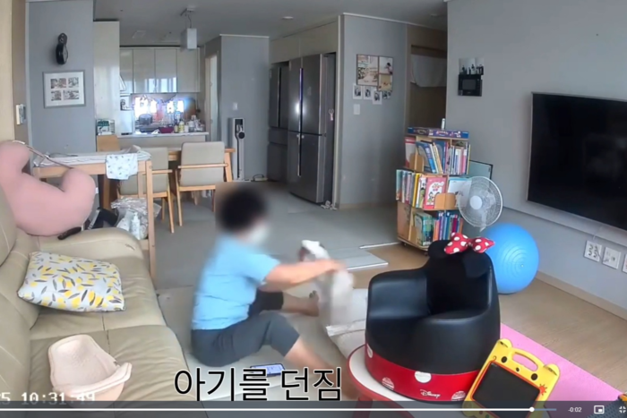 온라인 커뮤니티에 공개돼 논란이 된 대구 산후도우미의 신생아 폭행 의혹 장면. <온라인 커뮤니티 보배드림 캡처>