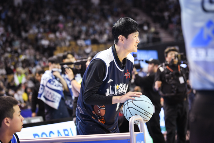 18일 오후 2시 잠실실내체육관에서 열린 2025-2026 LG전자 프로농구 올스타전에서 3점슛 콘테스트에 참가한 가스공사 강혁 감독. <KBL 제공>