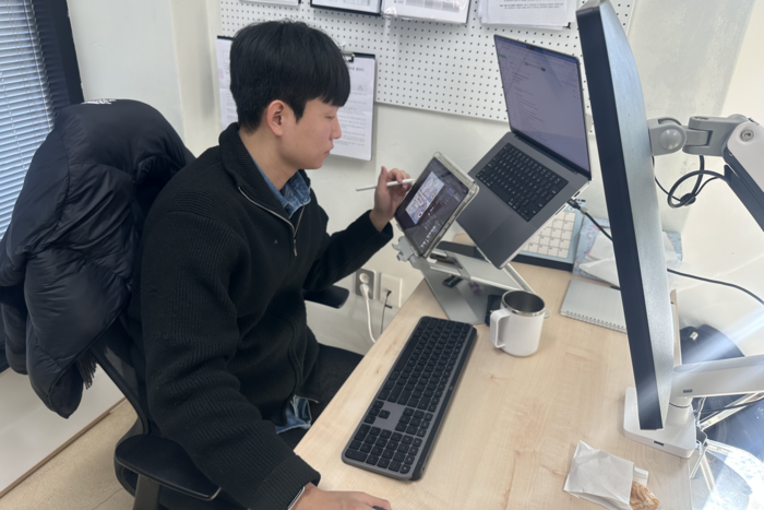 인스타그램 채널 대구대구를 운영하는 제우준 작가가 작업실에서 그림을 그리고 있다. 조현희기자