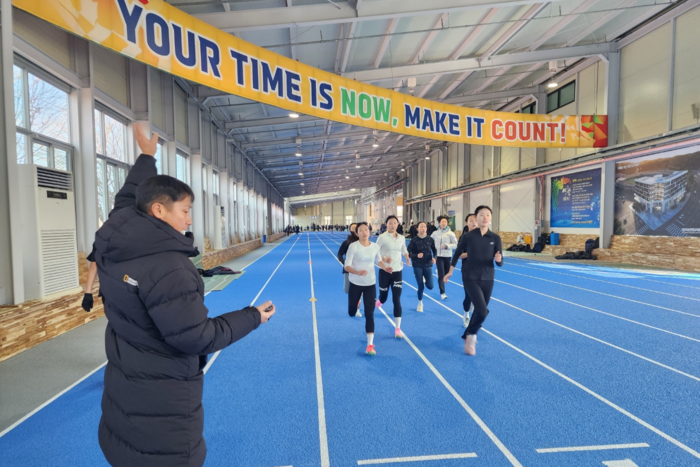 지난 23일 예천육상실내훈련장에서 국가대표 후보 선수들이 구슬땀을 흘리며 막바지 훈련에 집중하고 있다. 장석원기자 history@yeongnam.com
