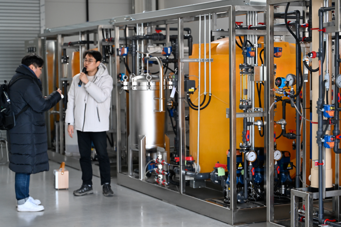 23일 오후 대구 달성군 국가물산업클러스터에서 관계자가 영남일보 기자에게 정수·재이용 실증화시설에 대해서 설명하고 있다. <이윤호기자 yoonhohi@yeongnam.com>