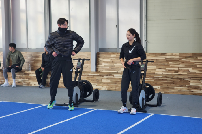 지난 23일 예천 육상실내훈련장에서 부산 연제구청 소속 장대높이뛰기 진민섭 선수(왼쪽)가 동료 후배와 저항 장비를 착용하고 스타트 반응과 초기 가속 동작을 정밀하게 다듬고 있다. 장석원기자 history@yeongnam.com
