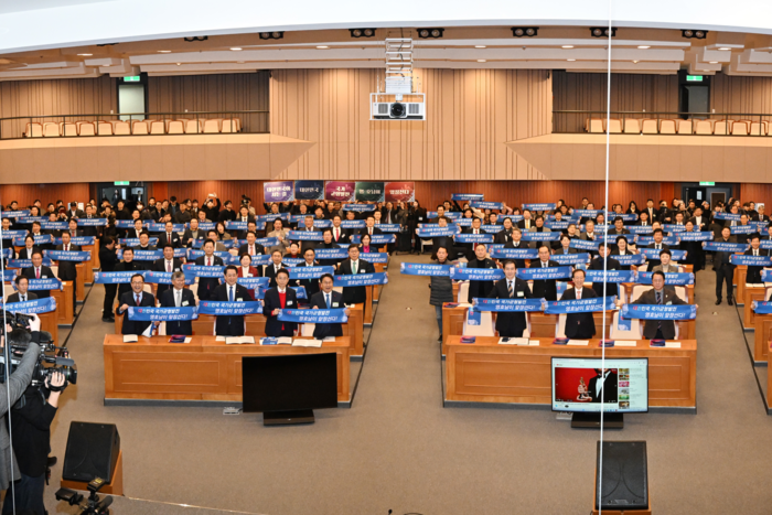 2026 영호남 국가균형발전 공동선포식 및 신년교류회가 14일 오후 국회의사당 국회박물관에서 열렸다.이날 손인락 영남일보 사장, 조덕선 SRB미디어그룹 무등일보 회장, 이석연 국민통합위원회 위원장, 강기정 광주광역시장 ,김영록 전남도지사, 이철우 경상북도지사 , 홍성주 대구광역시 경제부시장,조재구 대한민국 시장 군수 구청장 협의회장 든 영호남국회의원, 정관계 인사들이 국가균형발전을 선도하는 공동선포식 퍼포먼스를 하고 있다. 이윤호기자 yoonhohi@yeongnam.com