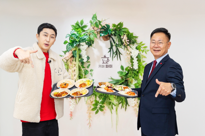 가수 슬리피(왼쪽)와 김재욱 칠곡군수가 돈까스 대전 참여 업소의 시식 메뉴를 들고 럭키 칠곡 포즈를 취하고 있다. <칠곡군 제공>