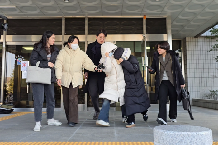 14일 대구지법 안동지원에서 재판을 마친 D양이 법원 입구에서 취재진을 피해 빠져 나오고 있다. 피재윤기자