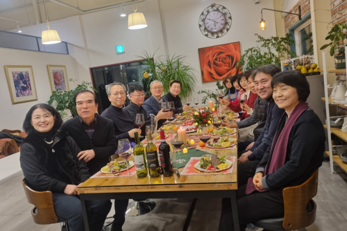 요섹남 프로그램에 참여한 남성 은퇴자들이 떡케이크 등 정성껏 마련한 요리를 아내들에게 내놓으며 그동안의 소감을 나누고 있다. 천윤자 시민기자