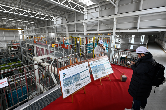 23일 오후 대구 달성군 국가물산업클러스터에서 관계자가 재이용실증플랜트에 대해서 설명하고 있다. <이윤호기자 yoonhohi@yeongnam.com>