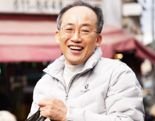 국민의힘 추경호 의원이 지난해 1월 대구 현풍장 설 장보기에 나선 모습. <추경호 의원실 제공>