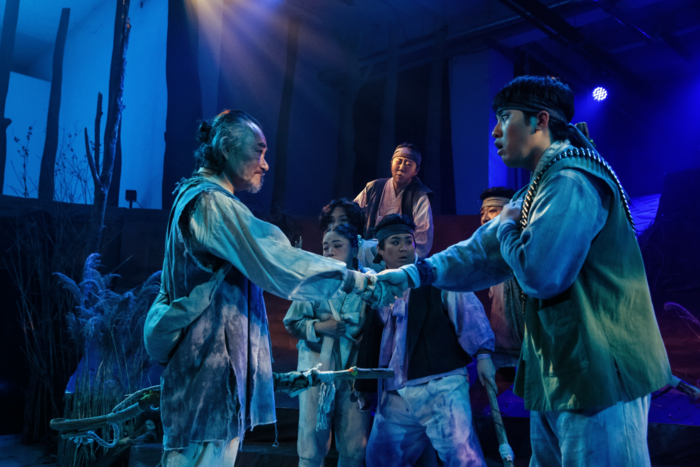 지난해 12월 25~28일 서울 연희예술극장에 오른 연극저항집단 백치들의 연극 범이나라오르샤.  <연극저항집단 백치들 제공>