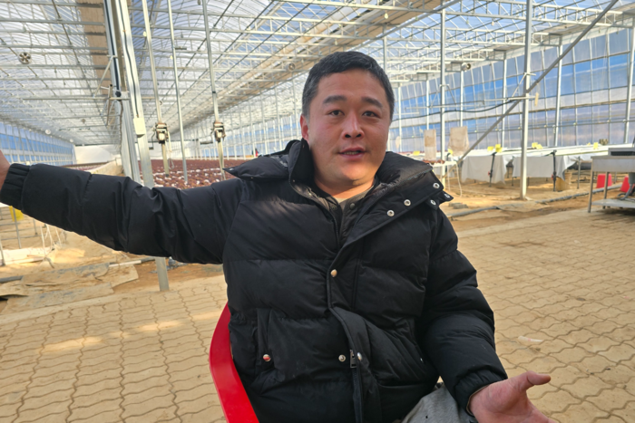 황희재 씨가 지난 22일 대구 달성군 하빈면 자신의 비닐하우스에서 그동안 자신이 겪었던 농사에 대해 이야기 하고 있다. 김현목기자