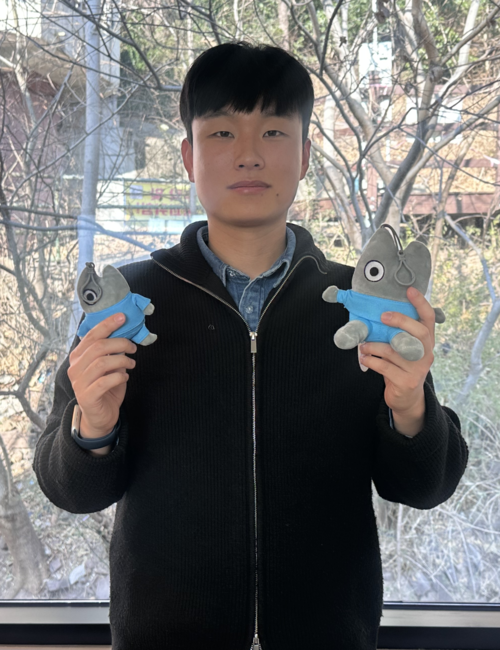 제우준 작가가 대구대구 캐릭터 굿즈를 들고 포즈를 취하고 있다. 조현희기자